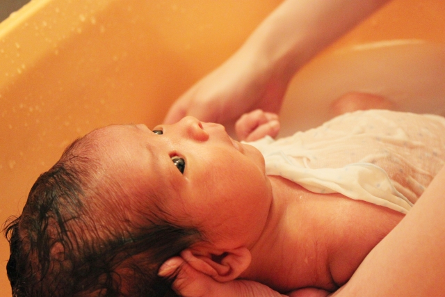 沐浴する赤ちゃん