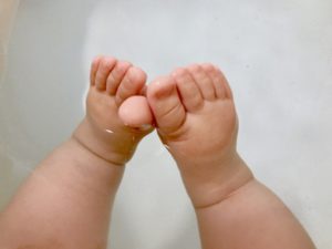 お風呂の赤ちゃんの足